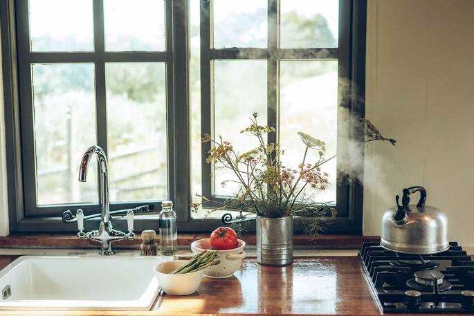 11 - Kitchen equipped with a double gas stove, sink and undercounter fridge