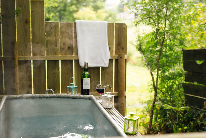 Outdoor hot tub and red wine outside of Penn Bergeyn in Devon