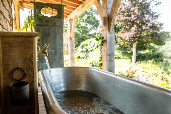 Outdoor bath tub