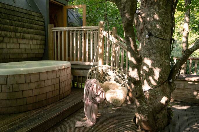 Hot tub on the deck at The Hideaway Treehouse, Pickwell Manor, Devon