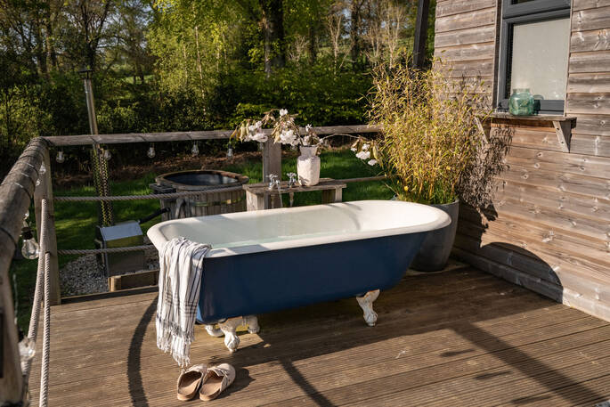 Outdoor bath tub