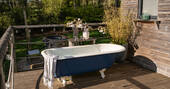 Outdoor bath tub