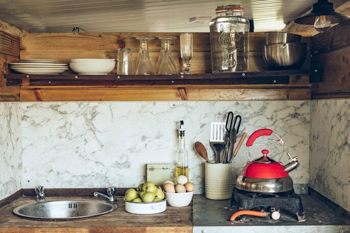 13 - Kitchen equipped with a single ring gas hob, kettle and cooking utensils