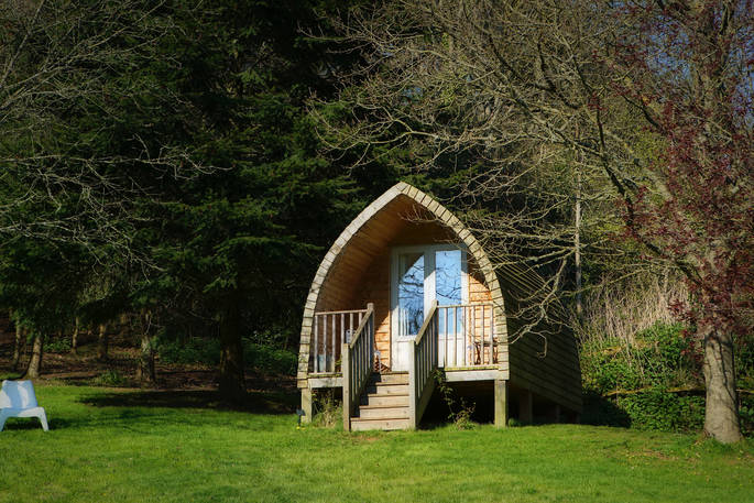 An exterior view of Fleur's Retreat and the outdoor space in Devon 