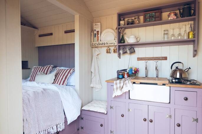 6 - Kitchen and double bed