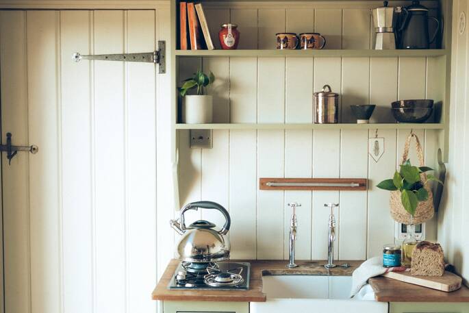 10 - kitchen equipped with a gas hob and small fridge