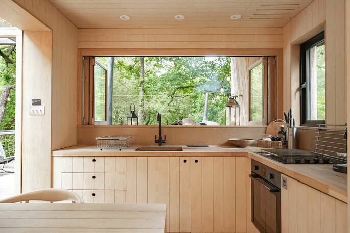 6 - Kitchen equipped with an electric hob, oven and all cooking utensils