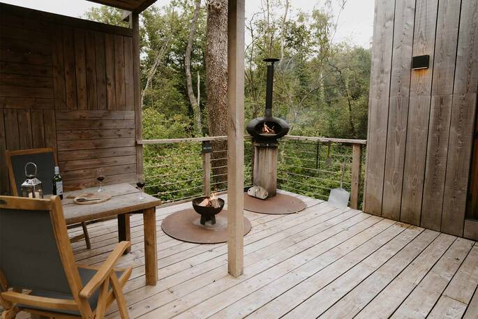 15 - decking with outdoor seating and pizza oven