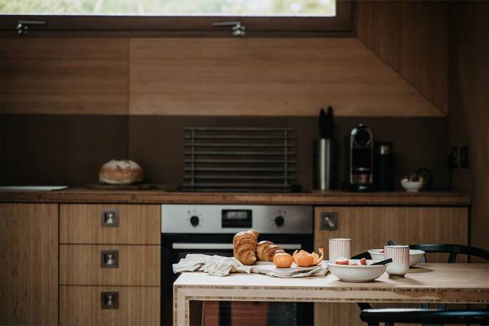 7 - kitchen equipped with an oven, hob, kettle, toaster, coffee machine and cooking utensils