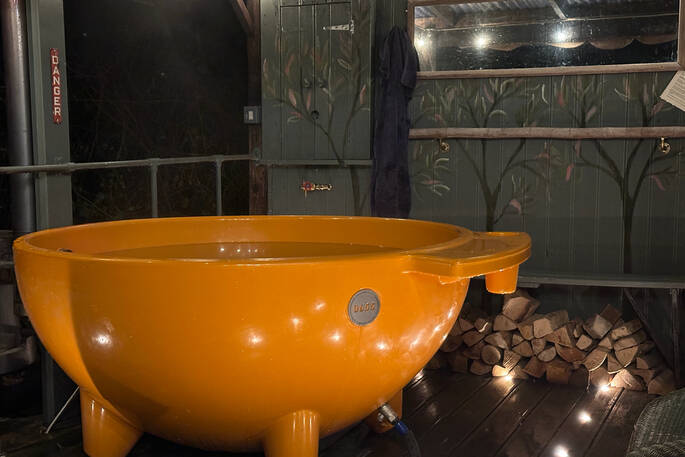 Woody & Iris Hot tub