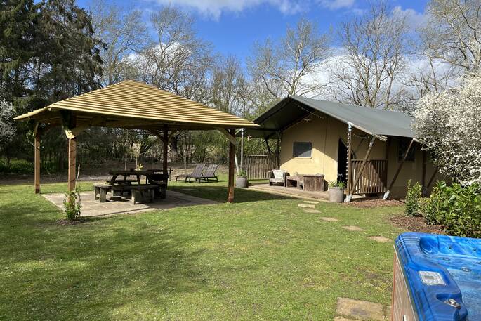 Birdsong garden and hot tub