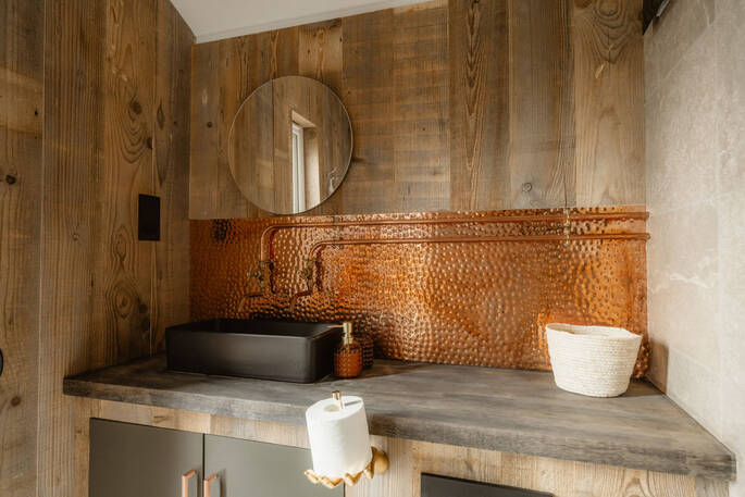 Bathroom sink and mirror