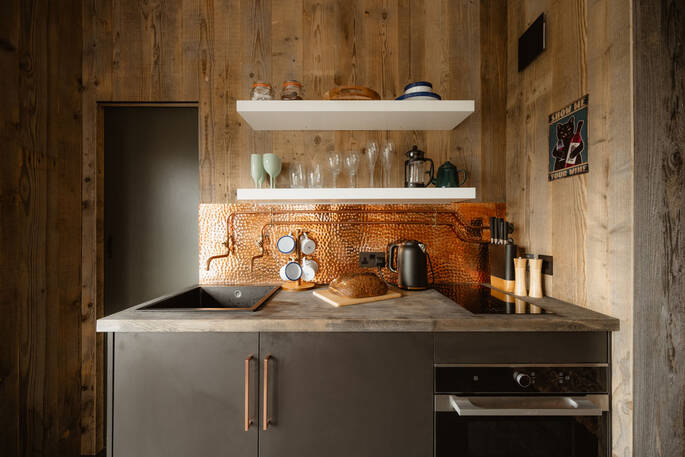 Kitchenette wit an oven, double induction hob, sink and all utensils