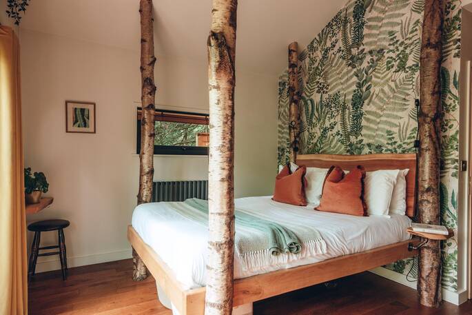 King size bed (2)