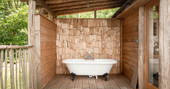 Wash outside in the outdoor bath tub at Venn Treehouse in Herefordshire