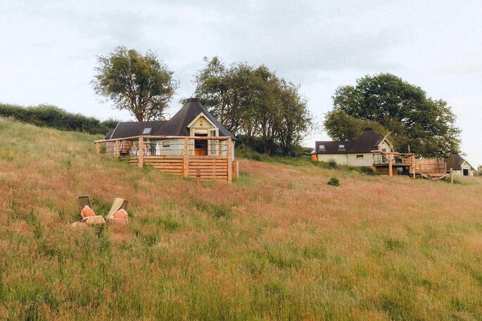 Cat's back is next to another cabin approx. 30m away
