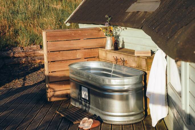 Plunge bath