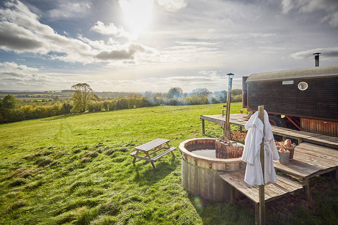Hot tub with a view of the rolling hills. Outdoor picnic bend on the grass
