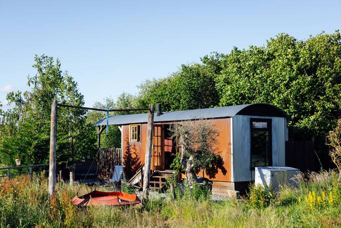16 Hut and garden