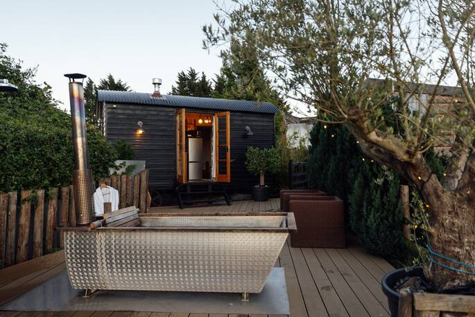1 Hut and outdoor bath