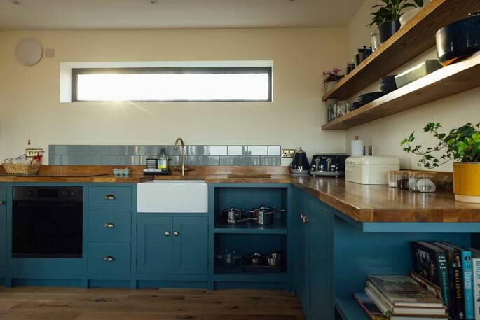 Kitchen equipped with a stove, oven, kettle, toaster and an undercounter fridge