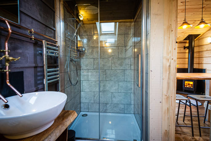 Russet cabin shower, Whitney-on-Wye (near Hay on Wye) in Herefordshire