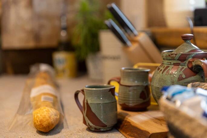 Cooking utensils, crockery and glassware provided