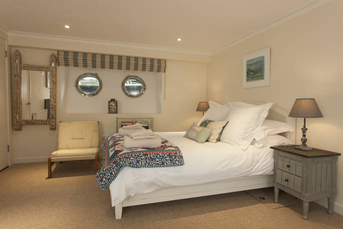 Double bed Harbour Houseboat
