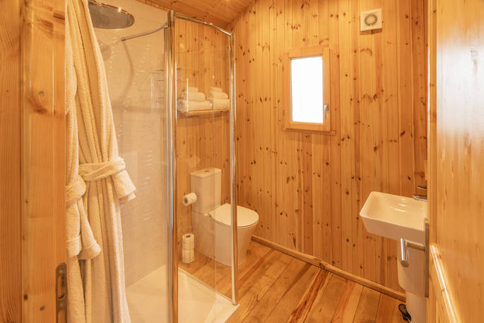 Shower facilities inside the lodge treehouse in Kent