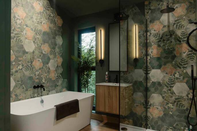 Bedthoom with a hot shower, sink, bath tub and flushing toilet