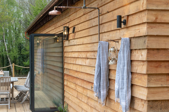 Jump into the wood-fired hot tub and hang your towel outside Knotting Hill Barn House 