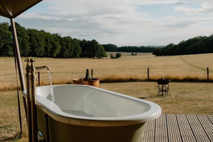 Outdoor bath tub