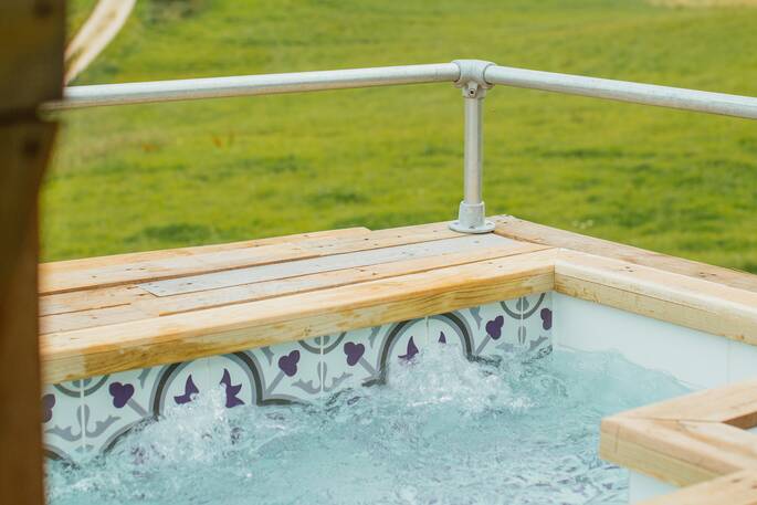 6 - Hot tub 