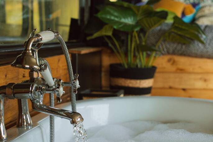 9 - Bath tub
