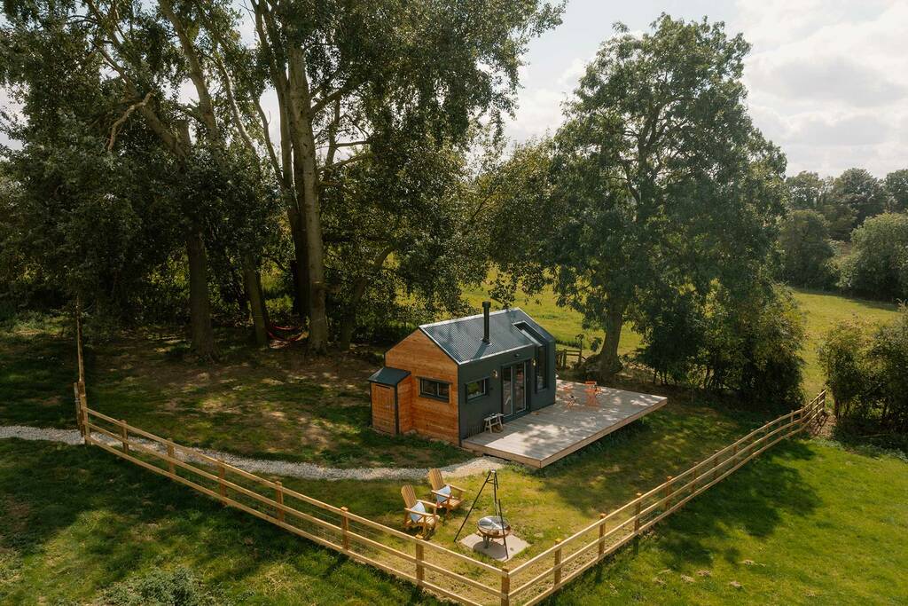 Lark Rise Forge Lark Rise | Cabin in Northamptonshire | Canopy & Stars