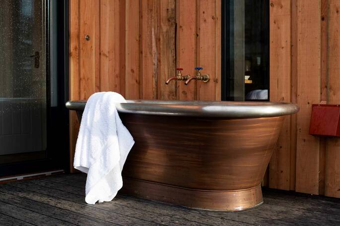 Outdoor bath with hot and cold water
