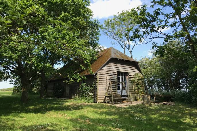 Exterior of Beacon Hill Barn cabin in Oxfordshire