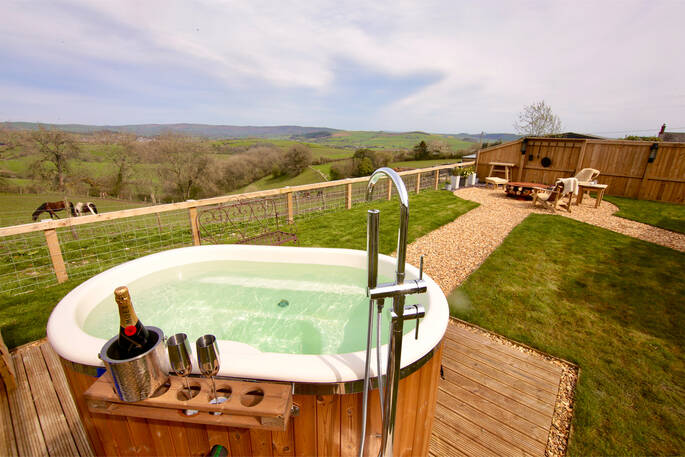 Oak Hut at Shropshire Shepherds Huts 20m from the hot tub