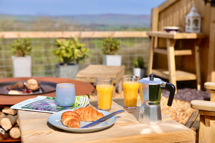 Oak Hut at Shropshire Shepherds Huts outdoor dining