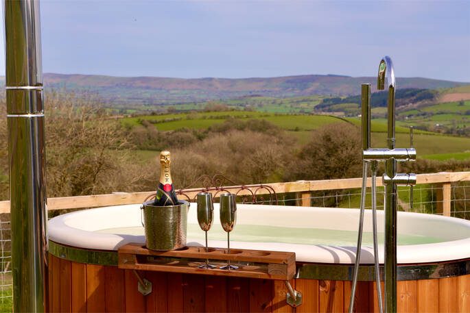 Oak Hut at Shropshire Shepherds Huts. Hot tub