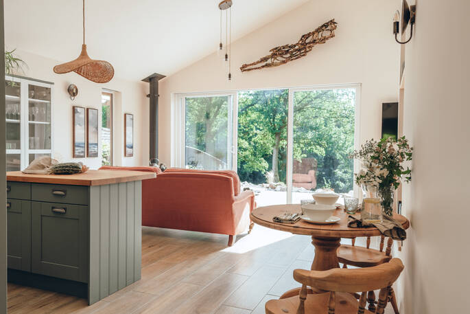 Kitchen & dining table 