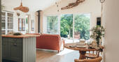 Kitchen & dining table 