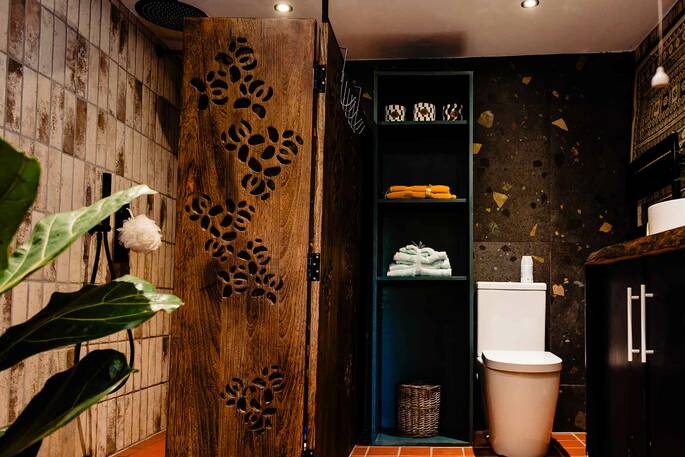 Communal bathroom by the Snug