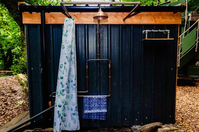 Outdoor cold shower