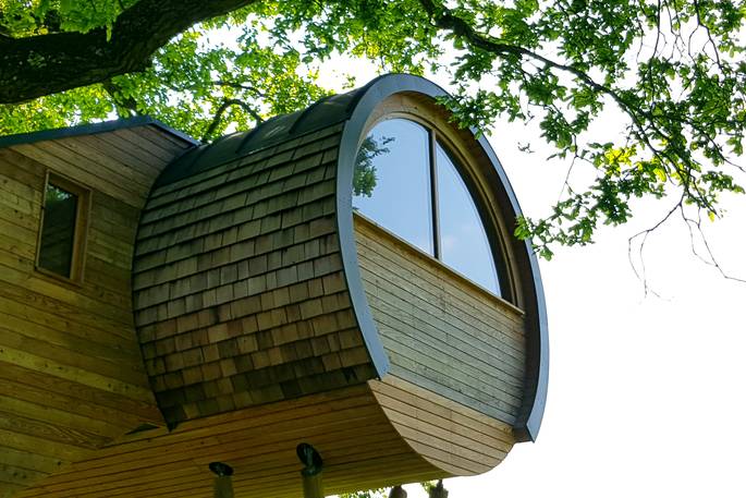 The amazing and unique curved capsule design of Cheriton Treehouse in Somerset