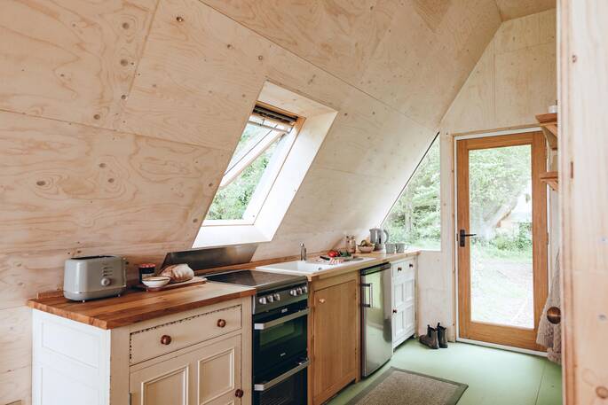 Kitchen equipped with an oven, stove, kettle, toaster and undercounter fridge