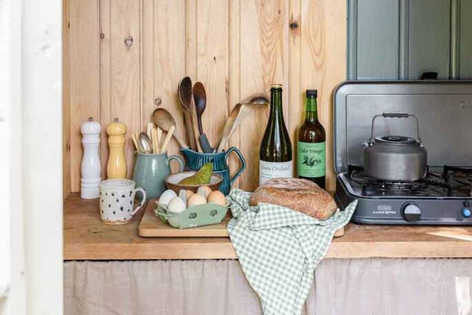 Kitchenette with a double gas hob and cooking utensils