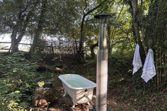 outdoor bath tub