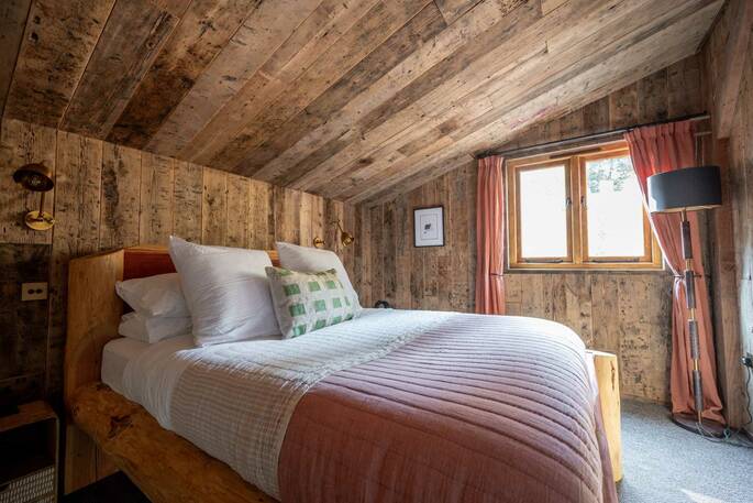 10 - second bedroom with king size bed