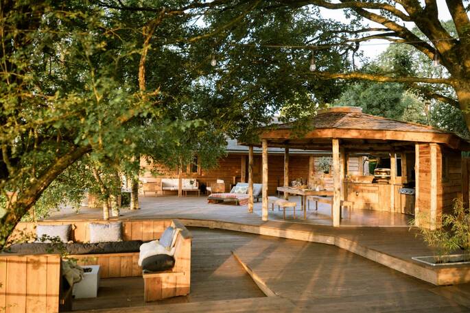 2 - Outdoor kitchen and bar